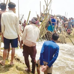 ভেঙে যাওয়া বাঁধ মেরামত করলেন কৃষকরা, রক্ষা পেলো ৯ হাজার হেক্টর বোরো ধান