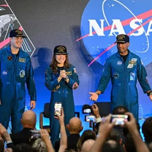 মহাকাশে পৃথিবী দেখতে অন্ধকারে ঝুলে থাকা লাইফবোট: আর্টেমিস-২ নভোচারীরা