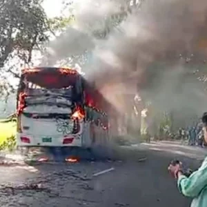 চলন্ত বাসে আগুন, লাফিয়ে নামতে গিয়ে চাকায় পিষ্ট হয়ে নিহত ১