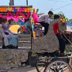 ঘোড়ার গাড়িতে চড়ে রাজকীয় বিদায় পেলেন মসজিদের খাদেম