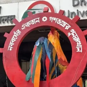 মেট্রো স্টেশনে ধাক্কা লেগে ভাঙলো নববর্ষের মোটিফ মোরগ