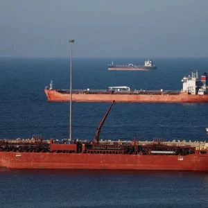 মার্কিন নিষেধাজ্ঞা অমান্য করে হরমুজ পার করলো চীনা জাহাজ