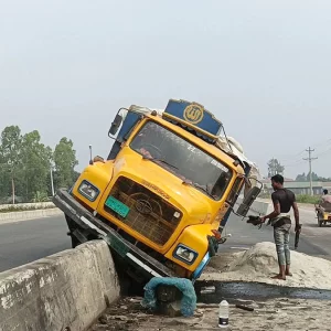 সিরাজগঞ্জে ওভারব্রিজ আইল্যান্ডে বাড়ছে দুর্ঘটনা, সড়কবাতি ও নিরাপত্তার দাবি