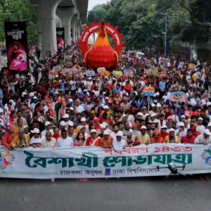 শুরু বৈশাখী শোভাযাত্রা, চারুকলা থেকে বর্ণিল আয়োজনে মানুষের ঢল