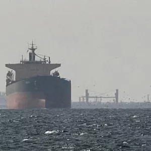 মার্কিন অবরোধের মধ্যেই হরমুজ পাড়ি দিলো ৪ জাহাজ