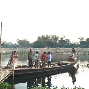 তেল সংকটে বন্ধ ইঞ্জিন, দড়ি টেনে চলছে নৌকা