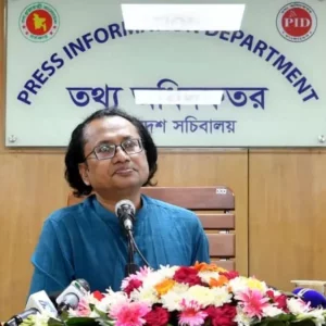 ‘প্যানিক বায়িং’ করতে থাকলে জ্বালানি তেলের সংকট হবে: তথ্য উপদেষ্টা