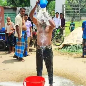 জয়পুরহাটে দুধ দিয়ে গোসল করে জুয়া ছাড়ার অঙ্গীকার যুবকের