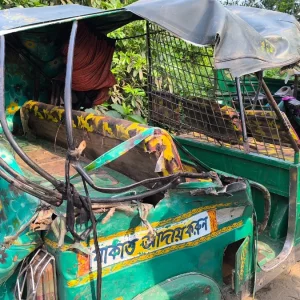 কুমিল্লায় কাভার্ডভ্যানের ধাক্কায় দুমড়ে গেছে অটোরিকশা, মা-ছেলে নিহত