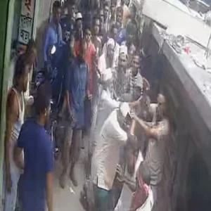 ‘বৈশাখী চাঁদা’ না দেওয়ায় ব্যবসায়ীকে মারধরের অভিযোগ মৎস্যজীবী দলের নেতার …