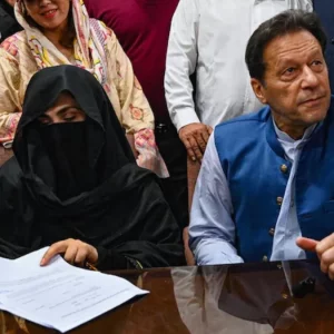 আমাকে নতি স্বীকার করাতে বুশরা বিবিকে নির্যাতন করা হচ্ছে: ইমরান …