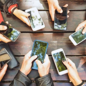 স্মার্টফোন আসক্তি কি অকালে আমাদের বার্ধক্যের দিকে ঠেলে দিচ্ছে