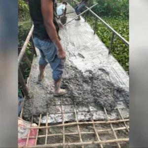 বরিশালে রডের বদলে বাঁশের কঞ্চি দিয়ে আয়রন ব্রিজের ঢালাই