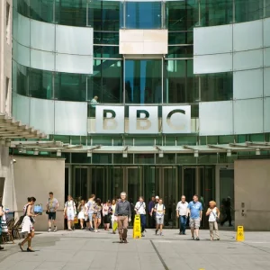 বিবিসির দুই বছরে ২ হাজার কর্মী ছাঁটাইয়ের পরিকল্পনা