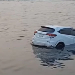 ফেরিতে উঠতে গিয়ে নদীতে পড়লো প্রাইভেট কার