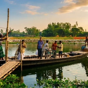 জ্বালানিসংকটে বিভিন্ন স্থানে নৌযান চলাচল বন্ধ, দড়ি টেনে চলছে খেয়ানৌকা