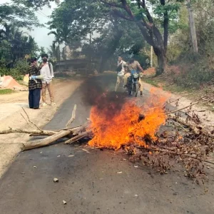 ইউপিডিএফ নেতাকে হত্যার প্রতিবাদে খাগড়াছড়ি-রাঙ্গামাটি সড়ক অবরোধ
