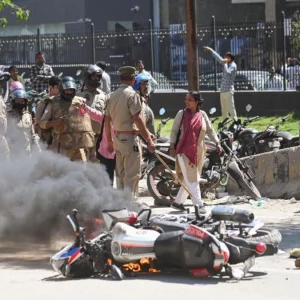 ভারতের নয়ডায় শ্রমিক বিক্ষোভ নিয়েছে সহিংস রূপ, বাড়ছে উত্তেজনা