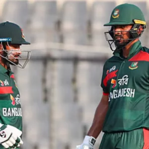 সাইফের দুর্দান্ত ফিফটিতে এগোচ্ছে বাংলাদেশ 