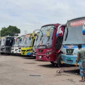 একাধিক পাম্পে ঘুরছে দূরপাল্লার বাস, কমেছে যাত্রী