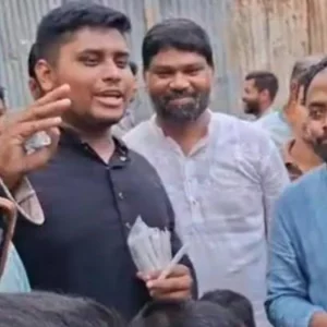 লোডশেডিংয়ের প্রতিবাদে হাসনাত আবদুল্লাহর মোমবাতি বিতরণ