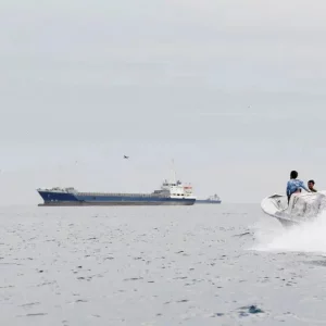 মার্কিন অবরোধের মধ্যেই হরমুজ পাড়ি দিলো ৩ ইরানি ট্যাংকার