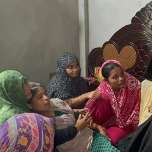 শিশু হত্যার অভিযোগে সন্দেহভাজনকে ছাড়িয়ে আনতে গিয়ে গণধোলাইয়ে প্রাণ গেল …