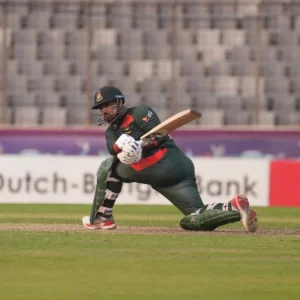 সাইফ-লিটনের ব্যাটে ঘুরে দাঁড়ানোর চেষ্টায় বাংলাদেশ 