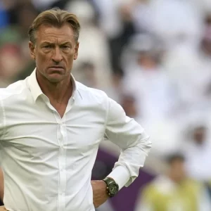 সৌদি কোচের পদ হারালেন রেনার্ড