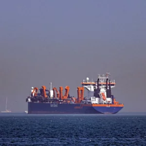 অনড় ইরান, হরমুজ পার হওয়ার চেষ্টা করা একাধিক জাহাজে গুলিবর্ষণের খবর