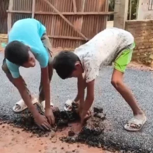 শিশুদের হাতের টানেই উঠছে সড়কের পিচ, কাজ বন্ধ করে দিলো স্থানীয়রা