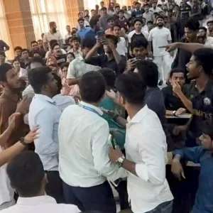 ছাত্র রাজনীতির পক্ষ-বিপক্ষ নিয়ে শিক্ষার্থীদের দুপক্ষের হট্টগোল