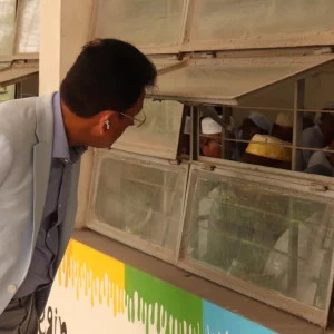 জানালার ফাঁকেই নজরদারি: ভিন্নধর্মী পরিদর্শনে শিক্ষামন্ত্রী