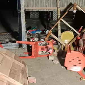 জমি নিয়ে বিরোধের জেরে সংঘর্ষে দোকান-বাড়ি ভাঙচুর, আহত ২০