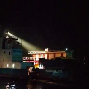 কালবৈশাখী ঝড়ে দৌলতদিয়া-পাটুরিয়া নৌরুটে ফেরি চলাচল বন্ধ