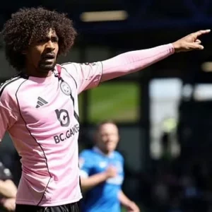 মাঠে বর্ণবাদের শিকার হামজা, প্রতিবাদ করায় দেখলেন হলুদ কার্ড!