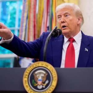 চুক্তি না হলে ইরানের বিদ্যুৎকেন্দ্র ও সেতু গুঁড়িয়ে দেওয়ার হুমকি ট্রাম্পের