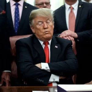 এবার বাইবেল পাঠ করার ঘোষণা ট্রাম্পের