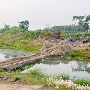 নদীর প্রবাহ বন্ধ করে পাড় কেটে চলছে মাটি বিক্রি
