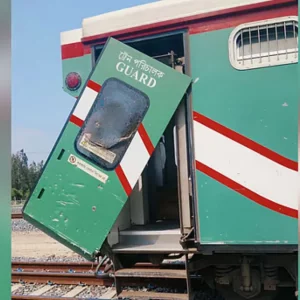 ট্রাকের সঙ্গে পর্যটক এক্সপ্রেসের ধাক্কা, ক্ষতিগ্রস্ত বগির ১০ দরজা