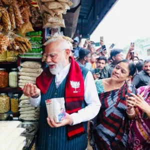 রাস্তায় দাঁড়িয়ে ১০ টাকার ঝালমুড়ি কিনে খেলেন মোদি