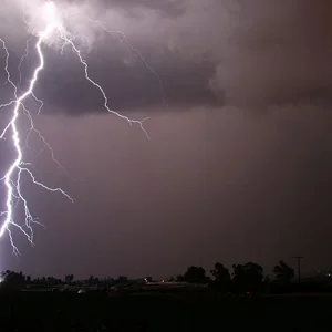 সন্ধ্যা ৬টার মধ্যে ৬০ কিমি বেগে ঝড়সহ বজ্রবৃষ্টির শঙ্কা