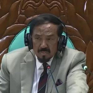 সংসদের অধিবেশন কক্ষে খাচ্ছিলেন এমপি, ধরে ফেললেন স্পিকার