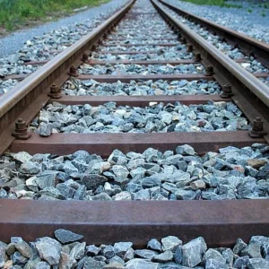 রেললাইনে পাথর ঠিক করতে গিয়ে ট্রেনে কাটা পড়ে এক রেলওয়ে কর্মীর মৃত্যু