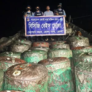 ভোলায় অবৈধভাবে তেল মজুত করার সময় ৪ হাজার ২০০ লিটার পেট্রোল জব্দ