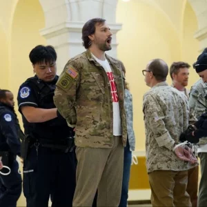 ইরানে যুদ্ধ চান না সাবেক মার্কিন সেনারা, বিক্ষোভে গিয়ে আটক ৬০