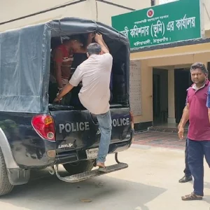 ফিলিং স্টেশন থেকে পেট্রল কিনে কালোবাজারে বিক্রির অভিযোগ, আটক ২