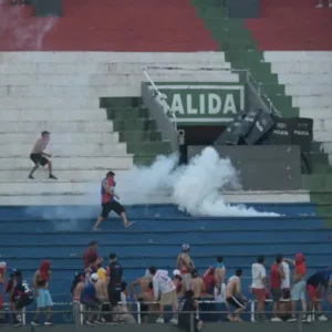 প্যারাগুয়েতে সমর্থকদের সঙ্গে পুলিশের সংঘর্ষ, ২৯ মিনিটেই বন্ধ ম্যাচ