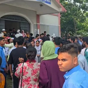 এসএসসি পরীক্ষায় সোনারগাঁয়ে গত বছরের সৃজনশীল প্রশ্নপত্র বিতরণ