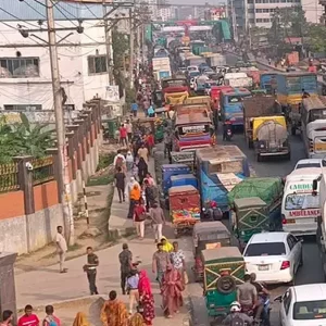 ঢাকা-টাঙ্গাইল মহাসড়কে মালবাহী ট্রাক উল্টে সাড়ে ৪ কিমি যানজট